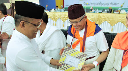 Pemerintahan Gampong Peunyeurat Menyerahkan Bantuan Pangan Kepada Masyarakat Kurang Mampu